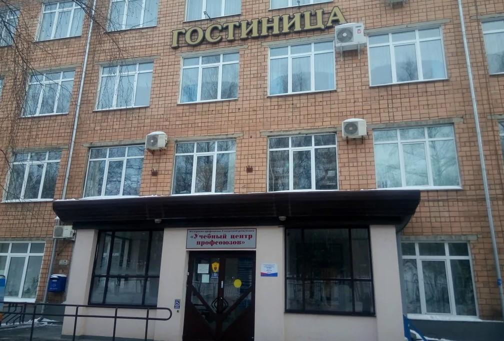 На фото здание в Ижевске по адресу: ул. Красногеройская, 18, где принимают гуманитарную помощь военным на фронт.