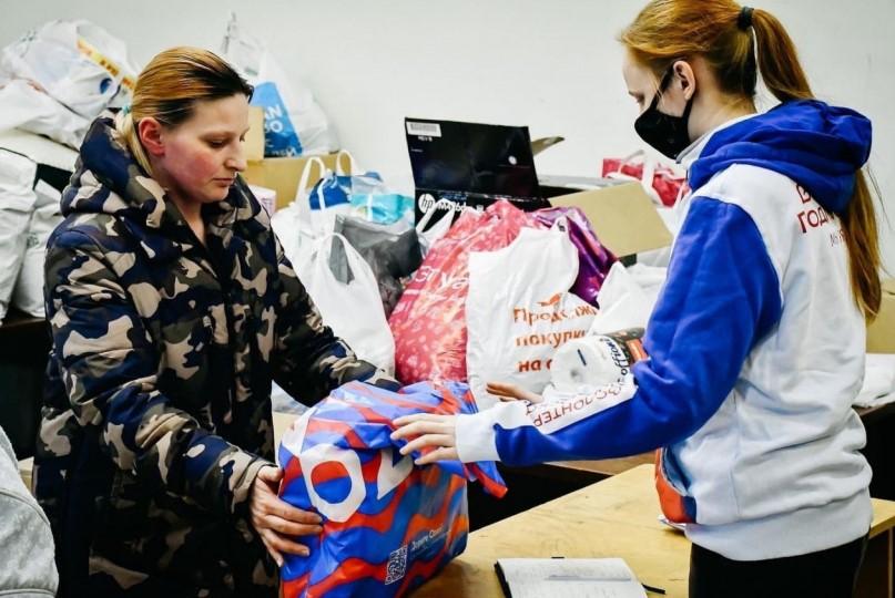 На фото волонтёр принимает в штабе гуманитарную помощь от простого нижегородца.