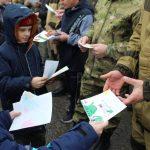 На фото в Коркино дарят рисунки мобилизованным провожающих на войну.