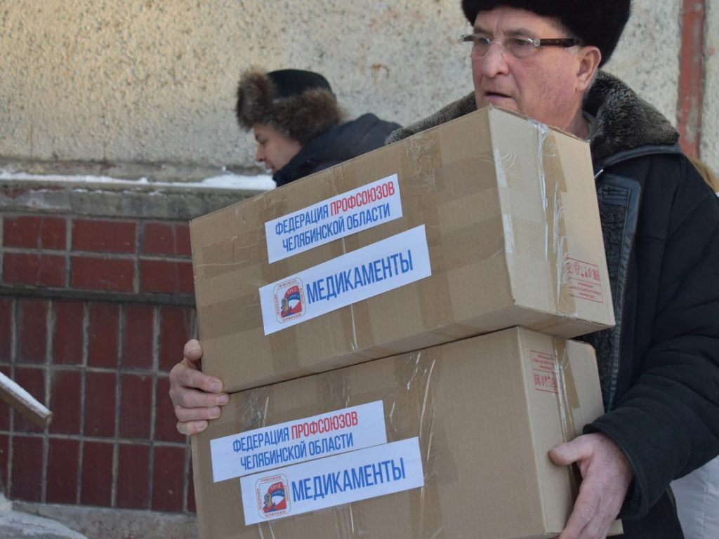 На фото представитель федерации профсоюзов Челябинской обл. несёт медикаменты в пункт приёма гуманитарной помощи фронта на Украине.