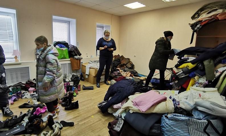 На фото волонтёры из Ульяновска сортируют гуманитарную помощь для мобилизованных военных на Донбасс.