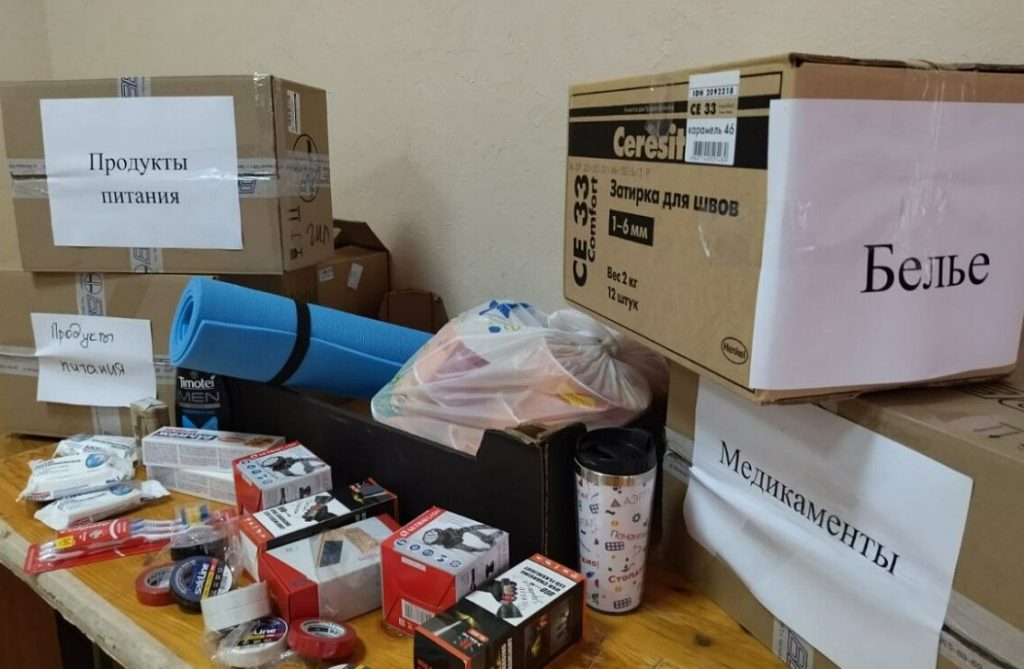 На фото собранная гуманитарная помощь в Сызрани готова к транспортировке на Донбасс.