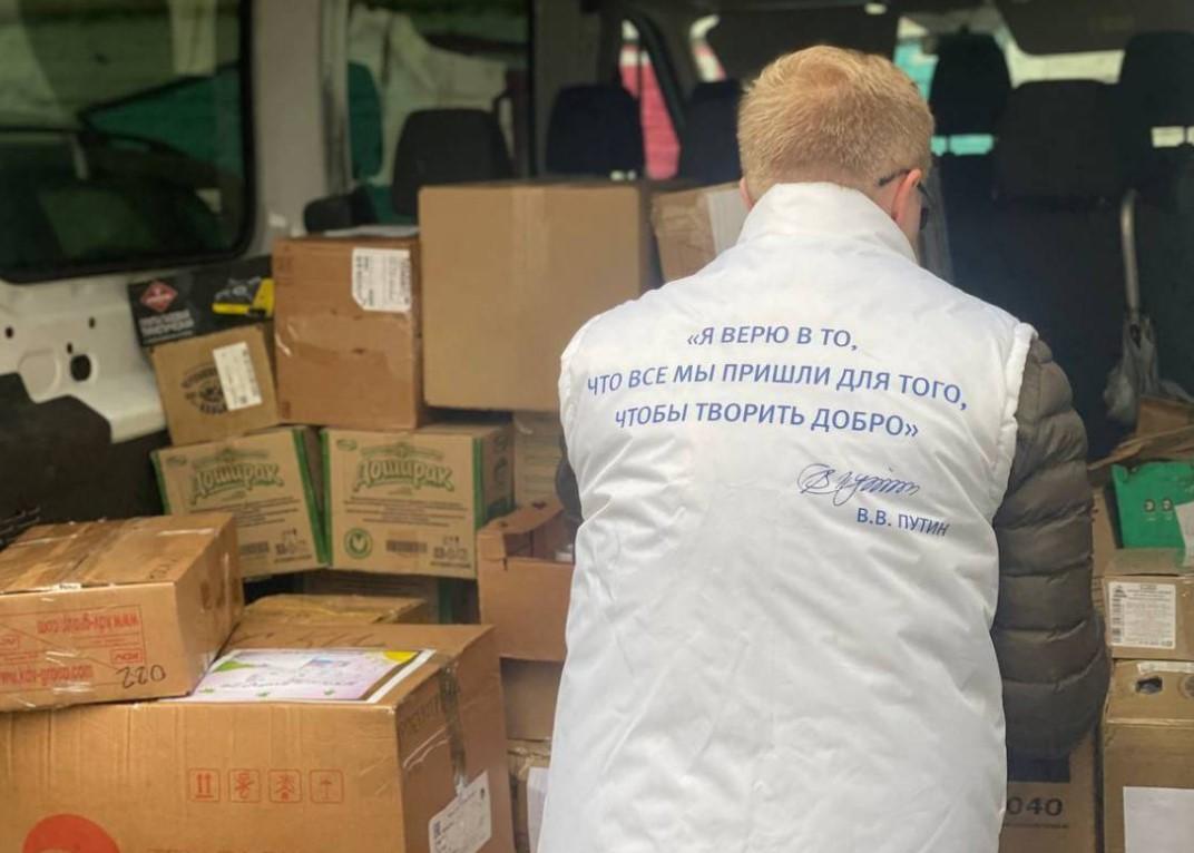 На фото Ярославские волонтёры загружают гуманитарную помощь мобилизованным в грузовую машину для отправки на войну.