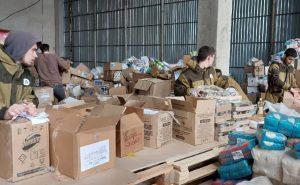 На фото добровольцы из Липецка формируют груз гуманитарной помощи для отправления на фронт.