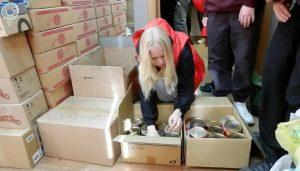 На фото добровольцы упаковывают гуманитарную помощь собранную москвичами в пунктах сбора городского района.