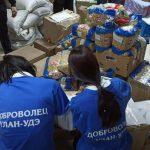 На фото бурятские волонтеры в пункте раскладывают гуманитарную помощь для отправки на Украину бойцам на войну.