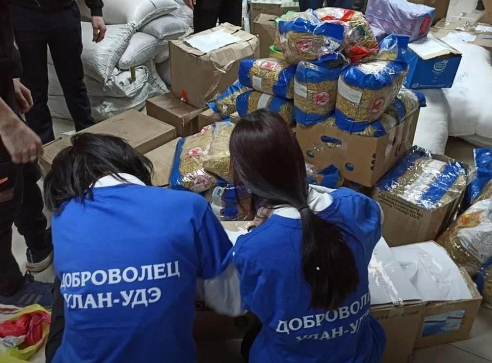 На фото бурятские волонтеры в пункте раскладывают гуманитарную помощь для отправки на Украину бойцам на войну.
