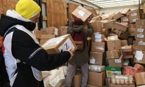 На фото добровольцы Тамбова грузят посылки гуманитарной помощи и письма мобилизованным.