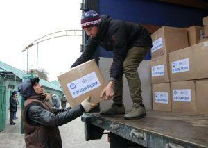 На фото добровольцы загружают гуманитарную помощь собранную в Новомосковске в фуру на Украину.