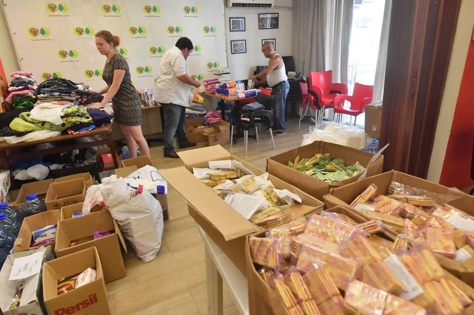 На фото пункт сбора гуманитарной помощи в Архангельске, где волонтеры распределяют вещи и продукты.