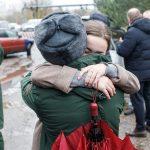 На фото жена мобилизованного военнослужащего провожает мужа на СВО на Донбасс.