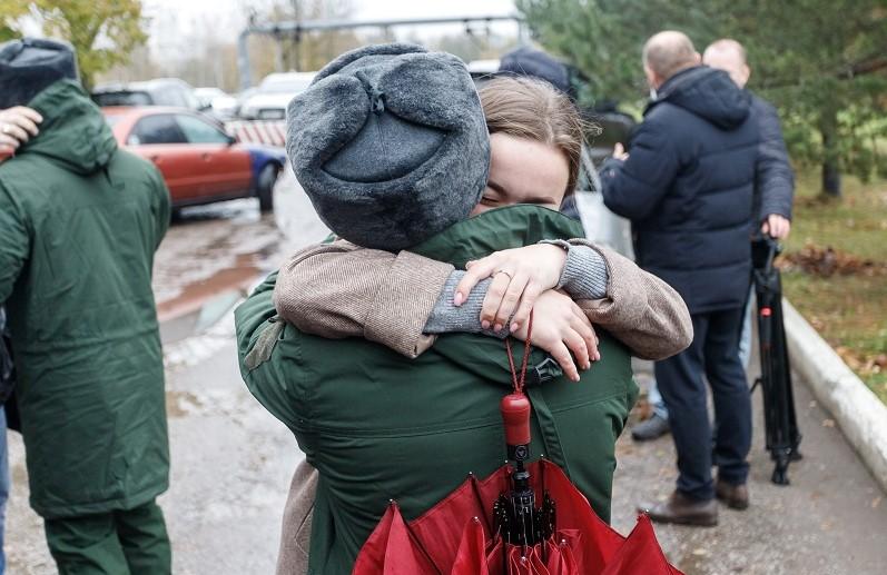 На фото жена мобилизованного военнослужащего провожает мужа на СВО на Донбасс.