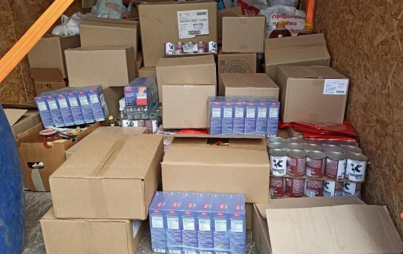 На фото ы штабе приёма гуманитарной помощи в Сыктывкаре собраны вещи и продукты для фронтовиков и жителям Украины.
