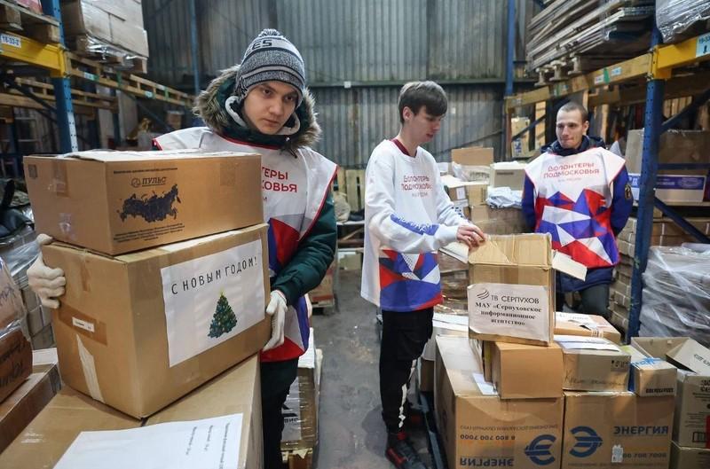 На фото волонтёрский отряд собирает на складе сбора гуманитарной помощи в Балашихе для транспортировки в ДНР, ЛНР.