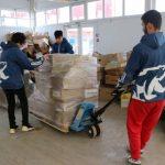На фото волонтёры Мы Вместе работают на складе, где отгружается гуманитарная помощь для населения и военным Донбасса.