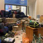На фото добровольческий центр приёма гуманитарной помощи приготовил вещи и продукты для отправления на войну фронтов Украины и переселенцев с ДНР, ЛНР.