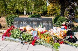На фото живые цветы на монументе памяти погибшим детям в Донецке на алее ангелов.
