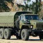 На фото военный грузовик Урал.