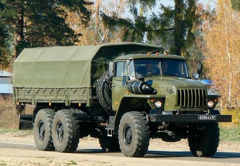 На фото военный грузовик Урал.