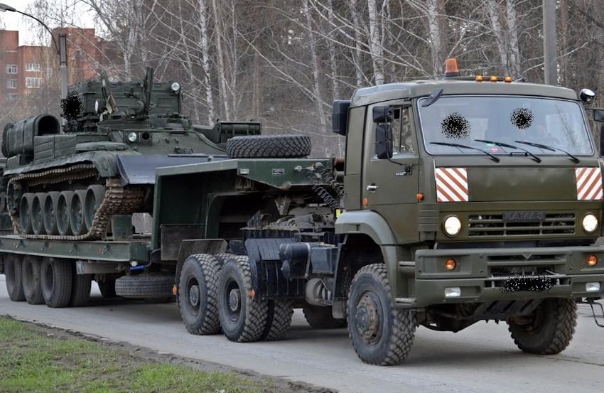 На фото военный КАМАЗ для перевозки и транспортировки боевой техники.