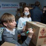 На фото волонтёры штаба Ханты-Мансийска Мы вместе своих не бросаем маркируют коробки с гумпомощью военным, детям и жителям Донбасса.