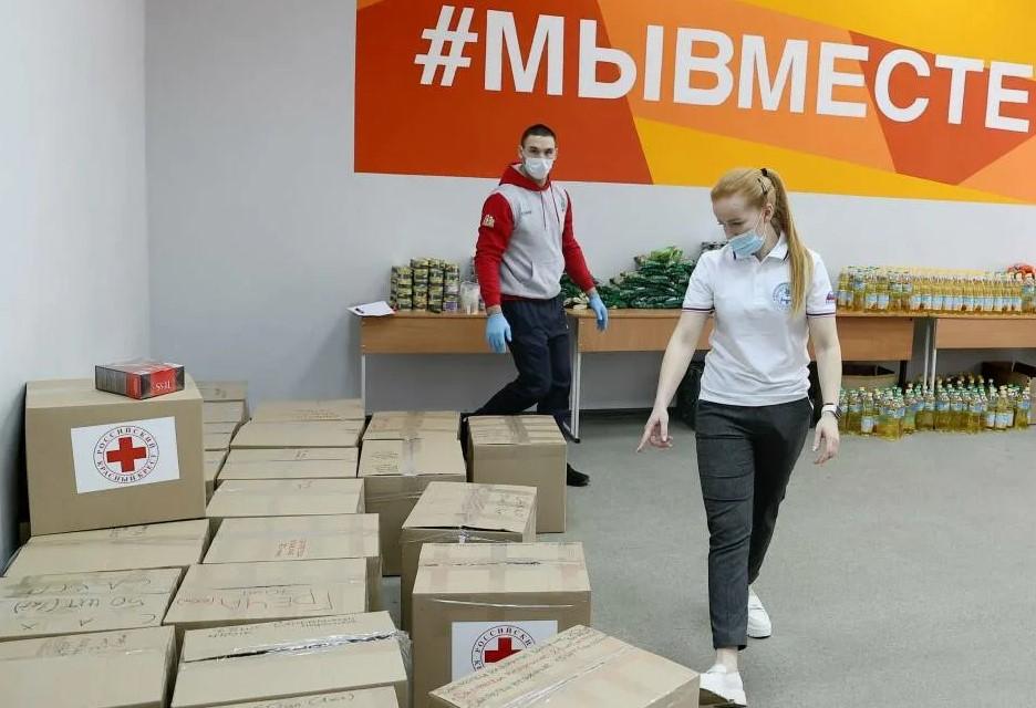 На фото волонтёры Мы Вместе их Владикавказа готовят приём гуманитарной помощи для военных, жителей и детей на Донбассе.