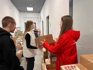 На фото волонтёрское движение Иваново Мы вместе отгружают гуманитарную помощь в пункте сбора для Донбасса.