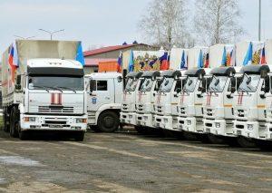 На фото гуманитарный конвой с пункта сбора волонтёров состоит из нескольких фур перед отправкой на Донбасс в помощь жителям и военным СВО.