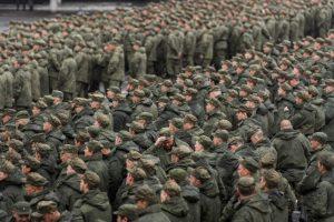 На фото огромное число мобилизованных солдат и добровольцев отправляются на фронты СВО освобождения Донбасса.