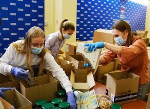 На фото добровльцы волонтёрского движения Мы Вместе работают в штабе пункта сбора гуманитарной помощи готовят груз для доставки на Донбасс.