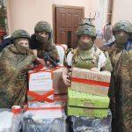 На фото мобилизованным солдатам доставили гуманитарную помощь из тыла.