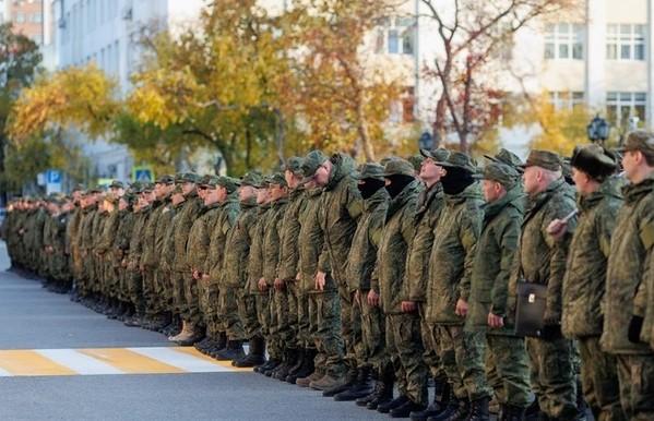 На фото военнослужащие призванные по мобилизации военкоматами на СВО стоят в строю перед отправкой в боевые и учебные воинские части.