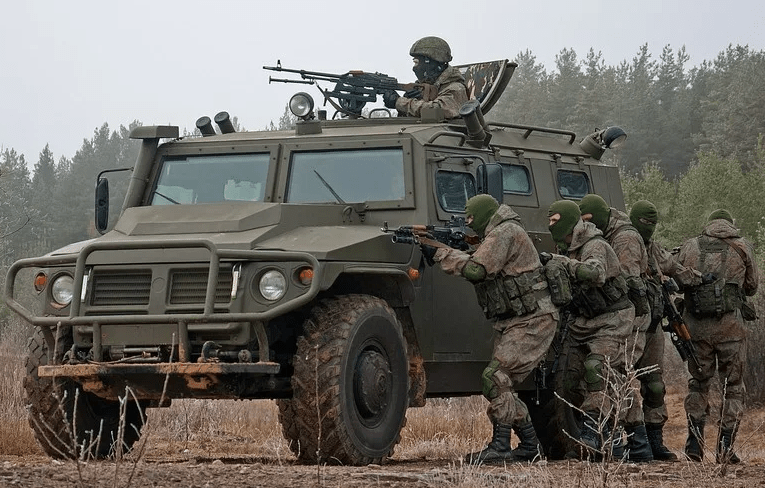 На фото спецтранспорт для солдат на СВО, такой нужен солдатам на фронтовом направлении в Донецкой области.