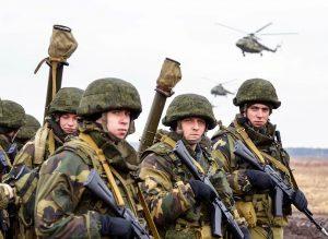 На фото по сбору пожертвований в благотворительный фонд СВО для военных армии России участники в войне на Украине мобилизованные солдаты военнослужащие на Донбасс и бойцы добровольцы спецоперации на фоне вертолётов.
