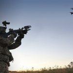 На фото военнослужащий из антирадарного ружья сбивает беспилотный летательный аппарат.