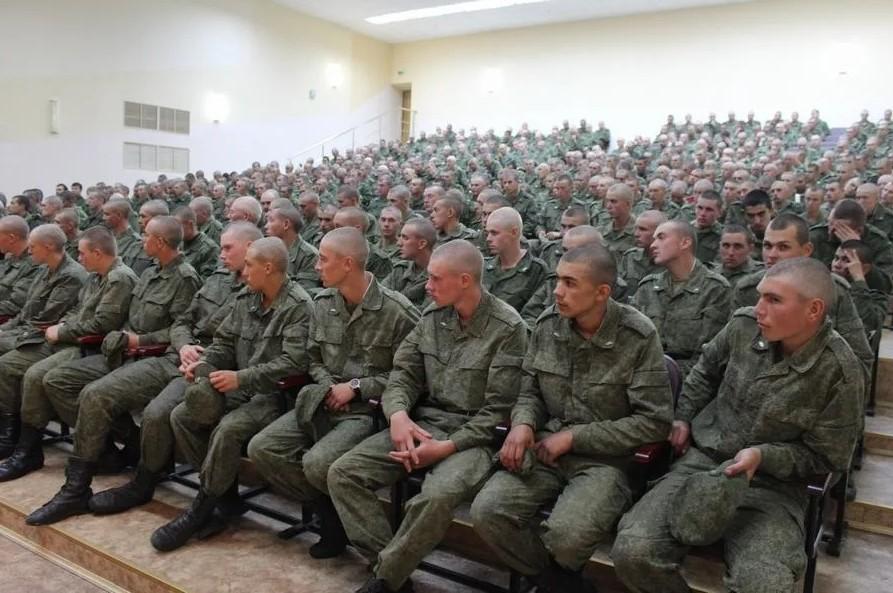 На фото солдаты срочной военной службы в армии России из Мулино Нижегородская область, которые организовали сбор денег на гум. помощь.