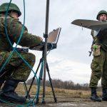 На фото солдаты запускают квадрокоптер для разведывательной операции в зоне тыла противника с границы Украины.