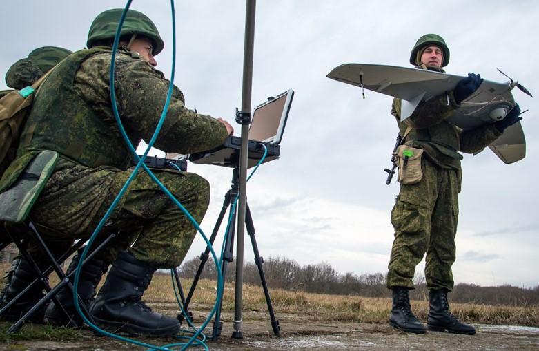 На фото солдаты запускают квадрокоптер для разведывательной операции в зоне тыла противника с границы Украины.