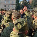 На фото губернатор Белгородской области общается с мобилизованными солдатами.