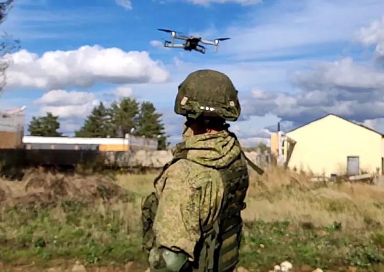 На фото военнослужащий запускает дрон для разведки местности в районе спецоперации на Донбассе.