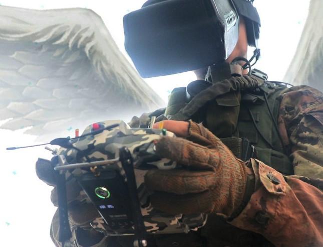 На фото солдат применяет средства разведки FPV дрон для получении информации с территории противника на Донбассе.