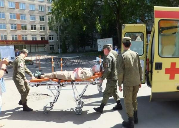 На фото раненого бойца привезли на скорой помощи в госпиталь на лечение.