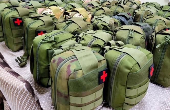 На фото военные рюкзаки со всем необходимым для каждого военнослужащего отправляющегося в зону специальной опрации на Донбассе.