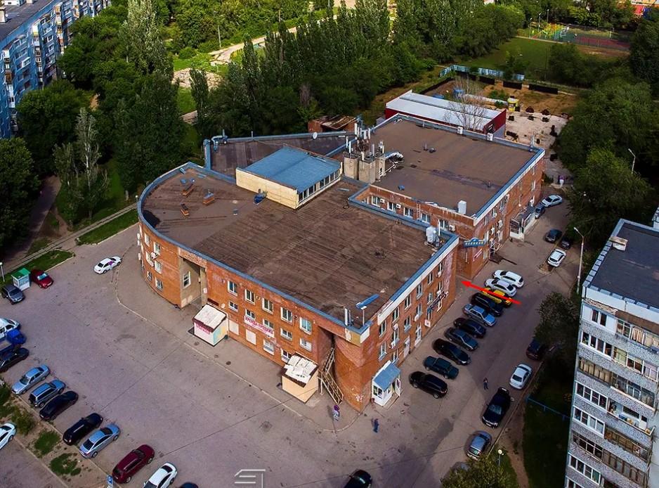На фото с верху показано офисное здание, где расположен офис № 303 фонда помощи СВО в Тольятти. Красная стрелочка указывает на вход со стороны ул. Фрунзе к нашим кабинетам расположенные на 3-м этаже.