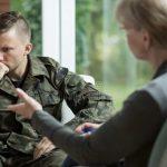 На фото психолог военной медицины беседует с бойцом из Донбасса, который обратился за психологической поддержкой.