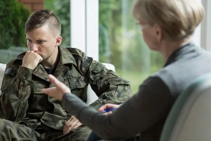 На фото психолог военной медицины беседует с бойцом из Донбасса, который обратился за психологической поддержкой.