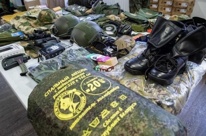 На фото вещи и амуниция необходимая военным мобилизованным солдатам в/ч 29760 сбор помощи волонтёрами Владимира.