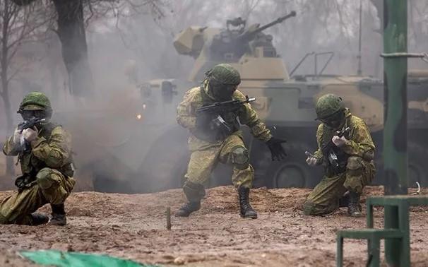 На фото штурмовики отряда Зет на боевых действиях на Донбассе, им сейчас нужно помочь закупить амуницию.