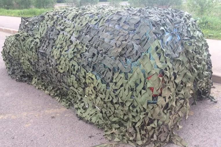 На фото автомобили скрыт под маскировочной сеткой, такие масксети нужны военным на фронтах спецоперации на Донбассе.