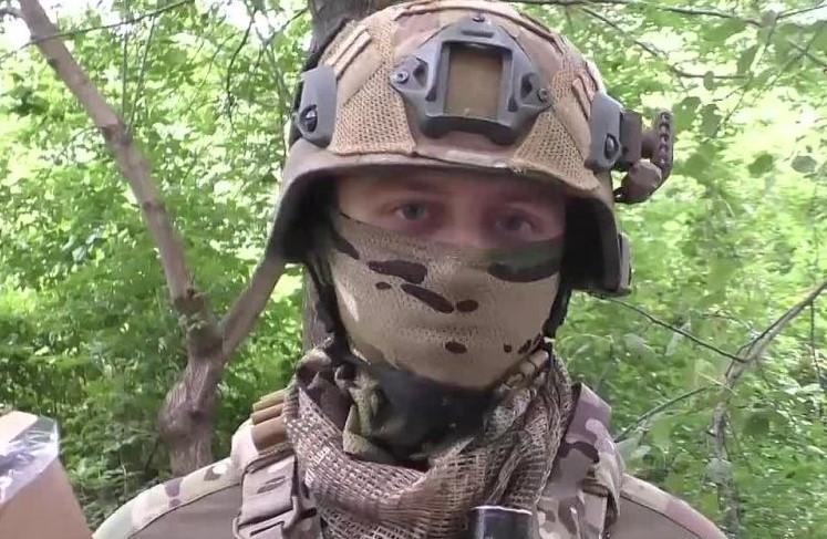 На фото военнослужащий из Донбасса в ДНР просит о гумпомощи.
